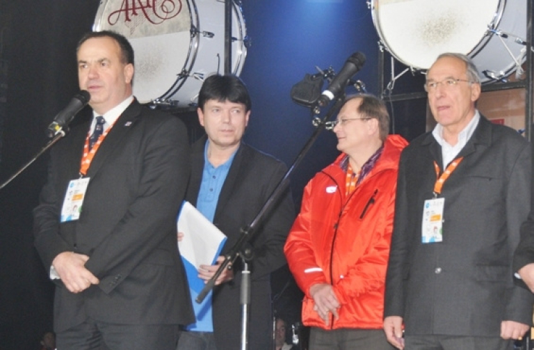 Hejtman LK stanislav eichler (vlevo) a náměstek hejtmana Radek Cikl (třetí zleva) jedou do vancouveru na pozvání ČOV a jeho předsedy Milana Jiráska (vpravo).